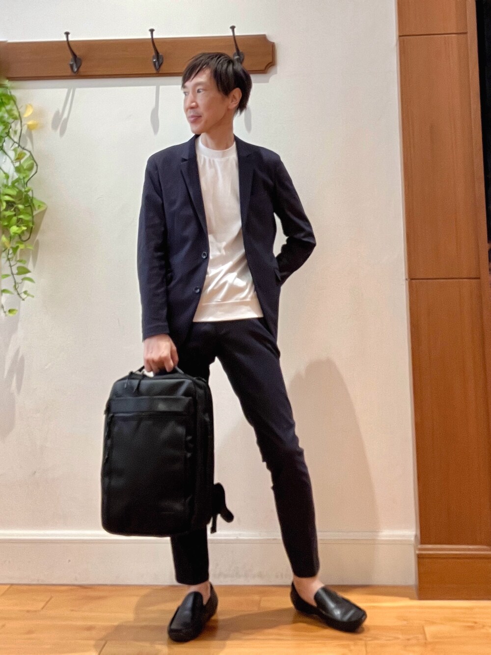 ブルー系のテーラードジャケット、ブルー系のその他パンツ、ホワイト系のTシャツ/カットソーを着用したメンズの秋コーディネートの9枚目の写真