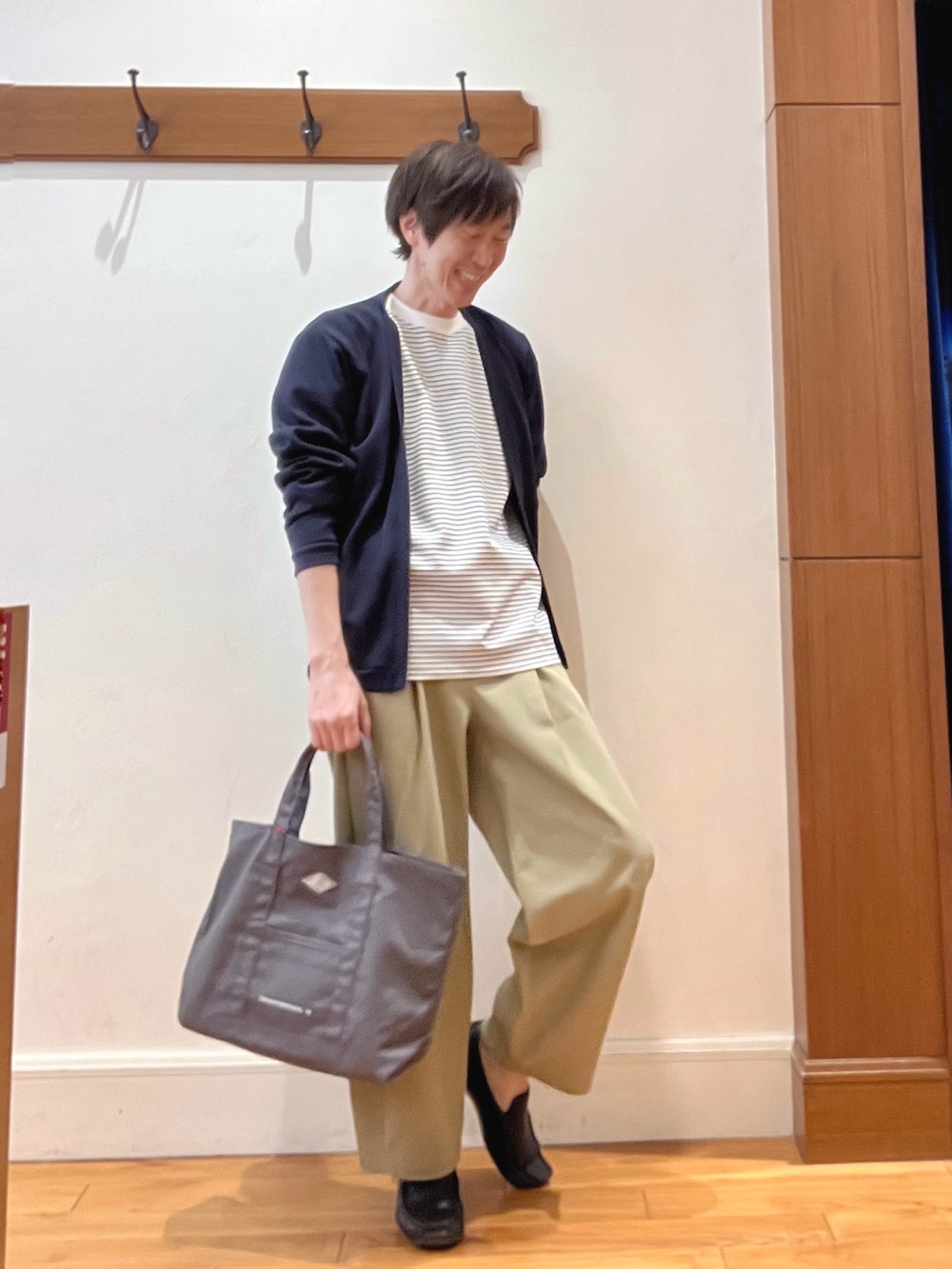 ホワイト系のTシャツ/カットソー、グレー系のトートバッグを着用したメンズの春コーディネートの5枚目の写真