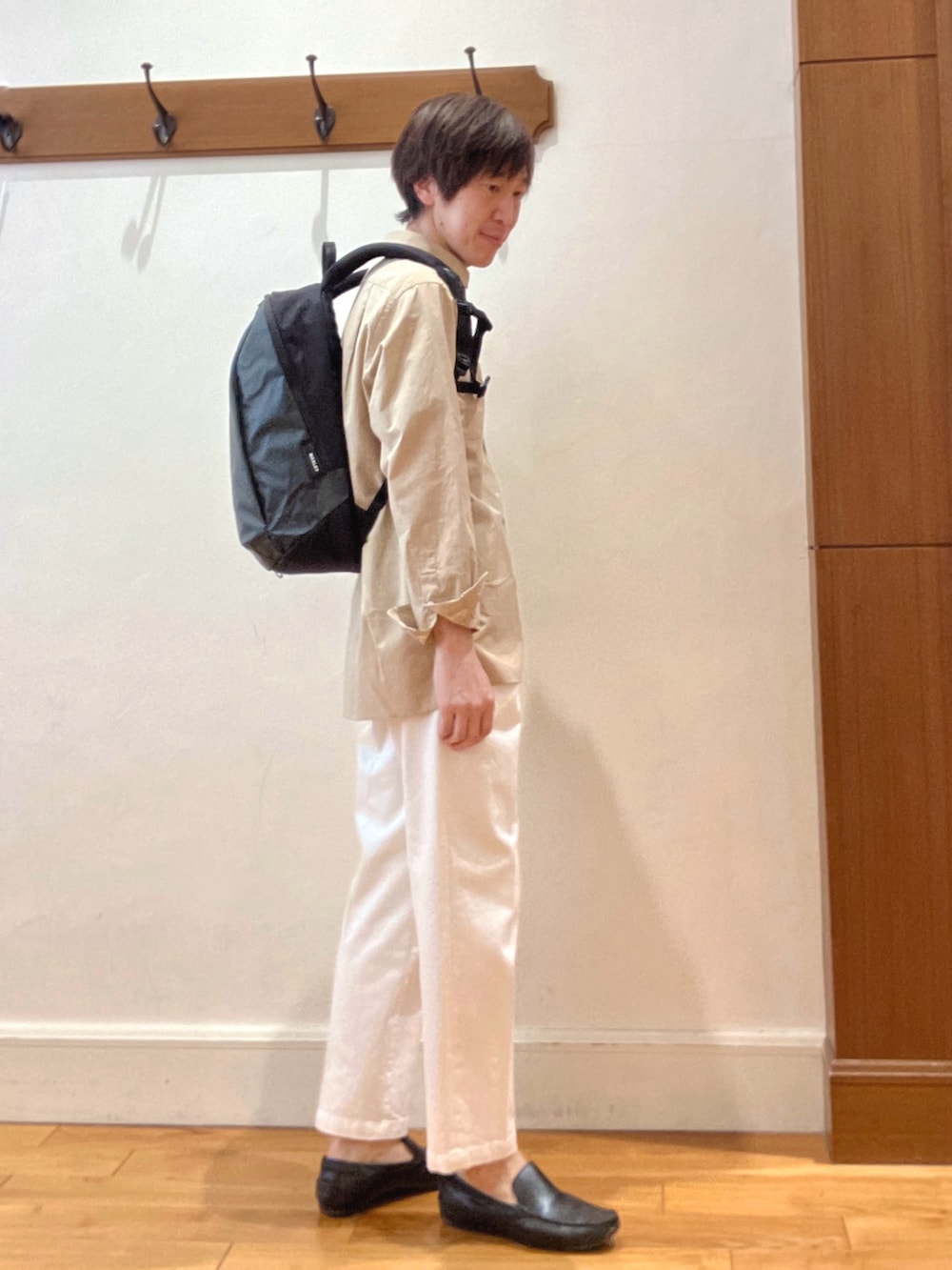 ベージュ系のシャツ/ブラウス、ブラウン系のTシャツ/カットソー、ホワイト系のデニムパンツを着用したメンズの春コーディネートの6枚目の写真