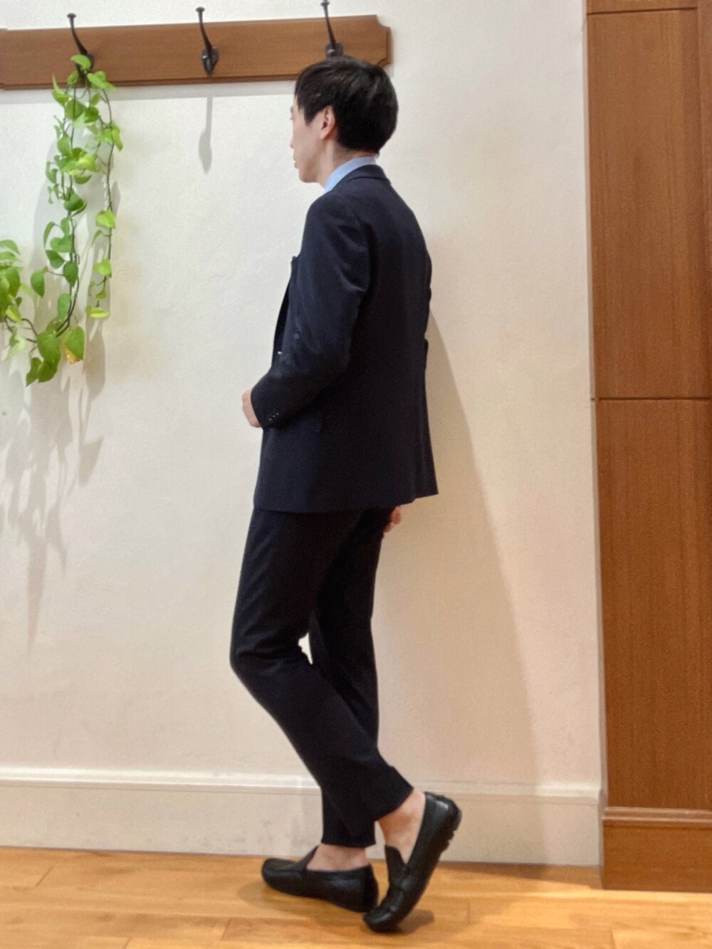 ブルー系のテーラードジャケット、ブルー系のその他パンツ、ブルー系のビジネスシャツを着用したメンズの秋コーディネートの3枚目の写真