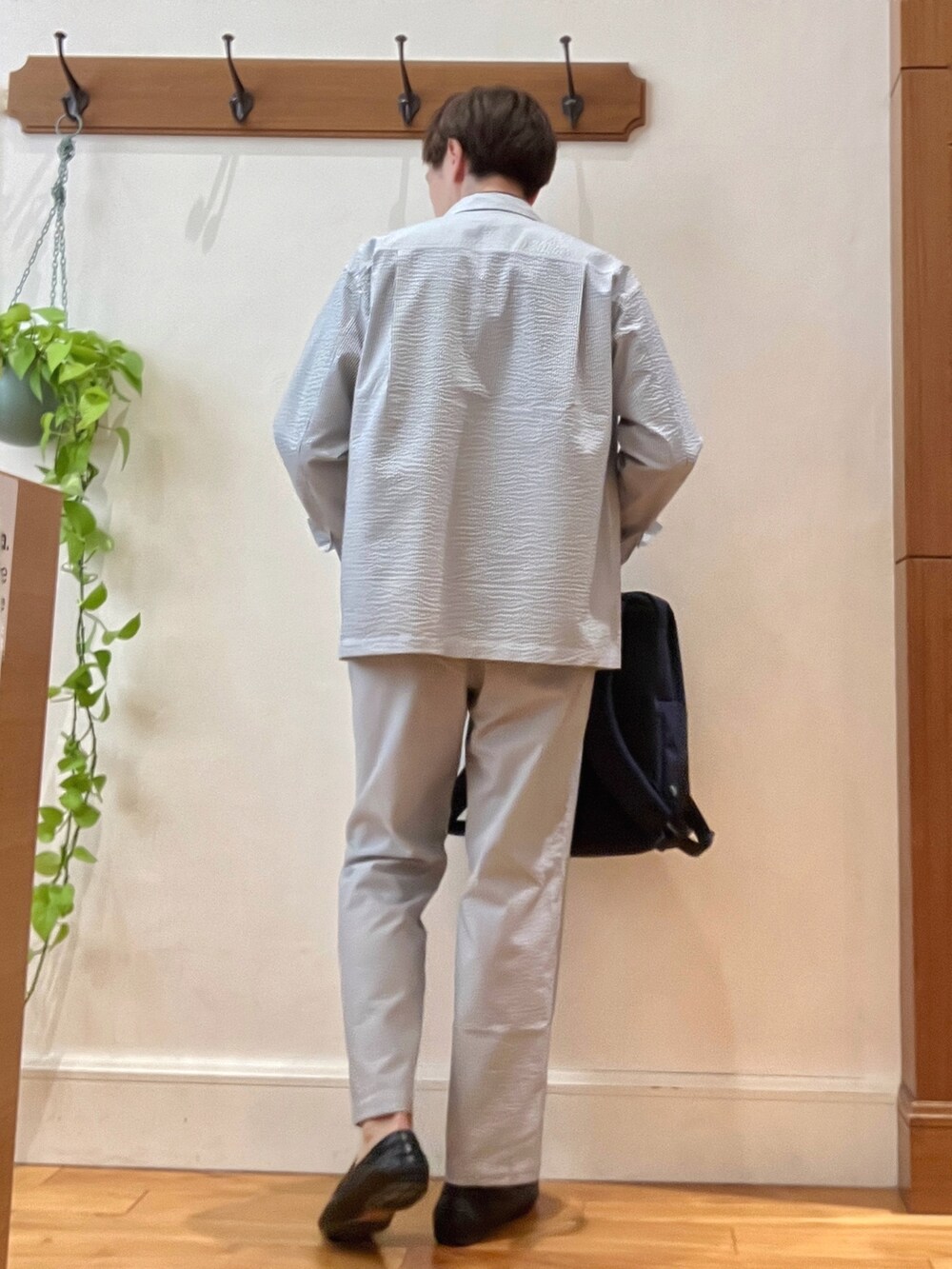 ホワイト系のシャツ/ブラウス、ブルー系のシャツ/ブラウス、ホワイト系のその他パンツを着用したメンズの春コーディネートの4枚目の写真