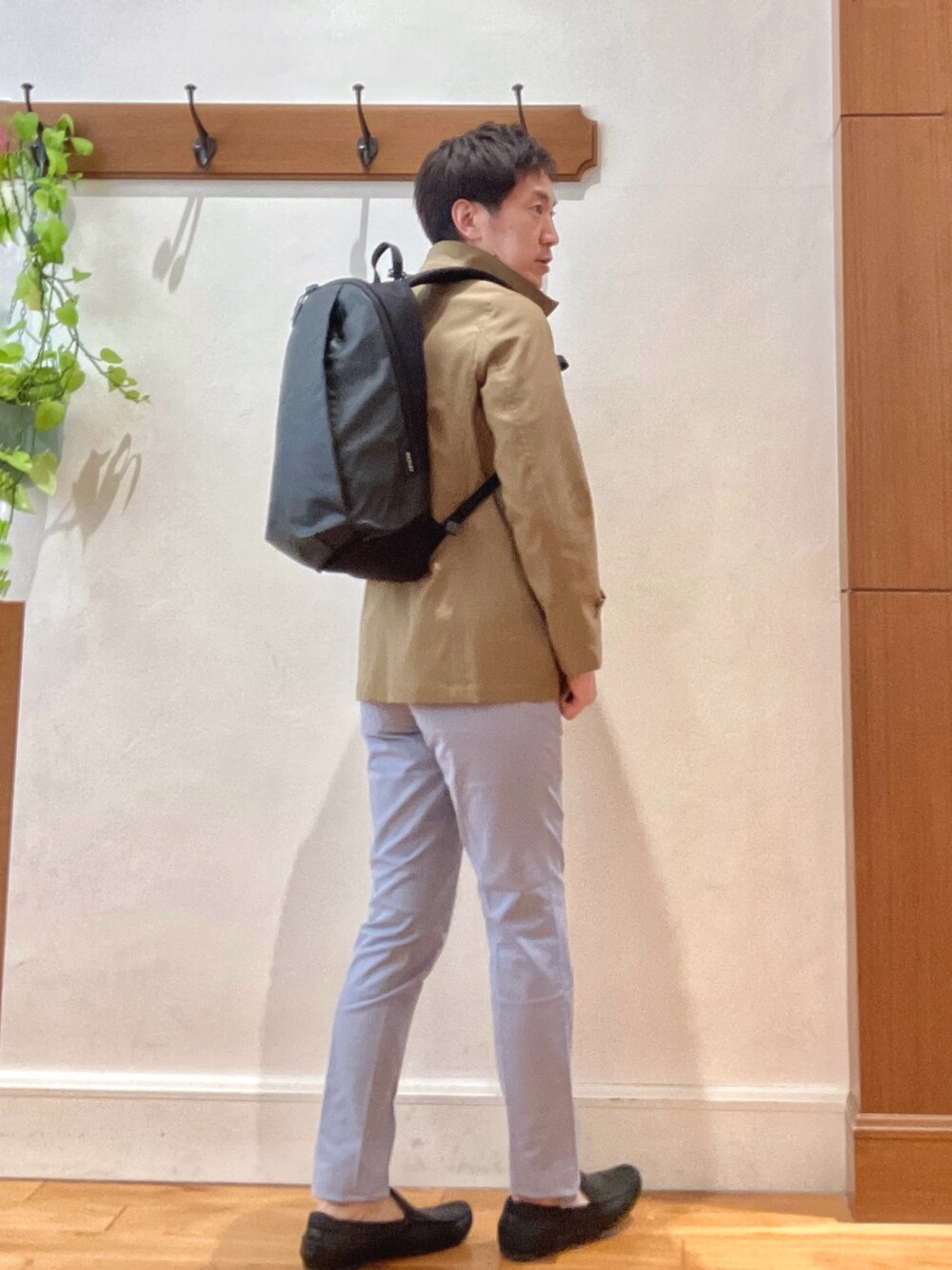 ベージュ系のブルゾン、ブラック系のシャツ/ブラウス、ブルー系のチノパンツを着用したメンズの春コーディネートの7枚目の写真