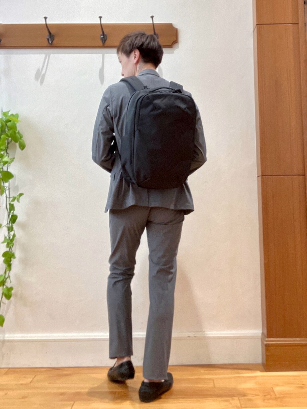 グレー系のテーラードジャケット、グレー系のTシャツ/カットソー、グレー系のその他パンツを着用したメンズの夏コーディネートの5枚目の写真