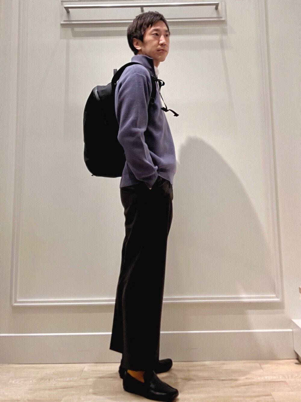 ブルー系のシャツ/ブラウス、ブルー系のニット/セーター、ブラック系のバックパック/リュックを着用したメンズの冬コーディネートの5枚目の写真