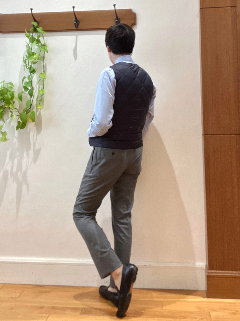 グレー系のその他パンツ、ブルー系のビジネスシャツ、ブルー系のダウンベストを着用したメンズの秋コーディネートの4枚目の写真