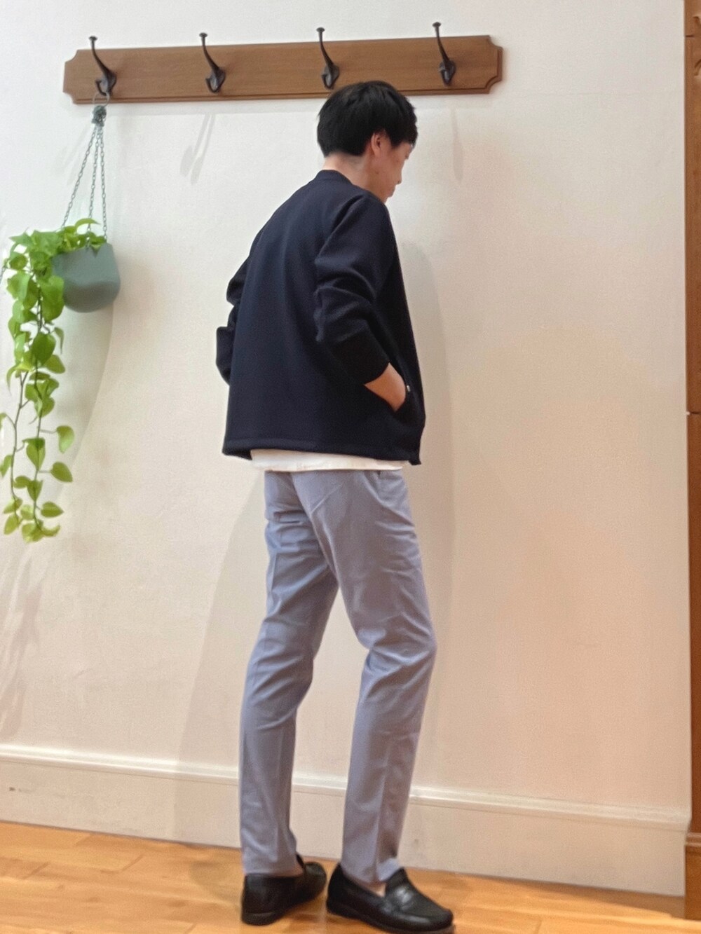 ブルー系のブルゾン、ブルー系のその他パンツ、ホワイト系のTシャツ/カットソーを着用したメンズの春コーディネートの5枚目の写真