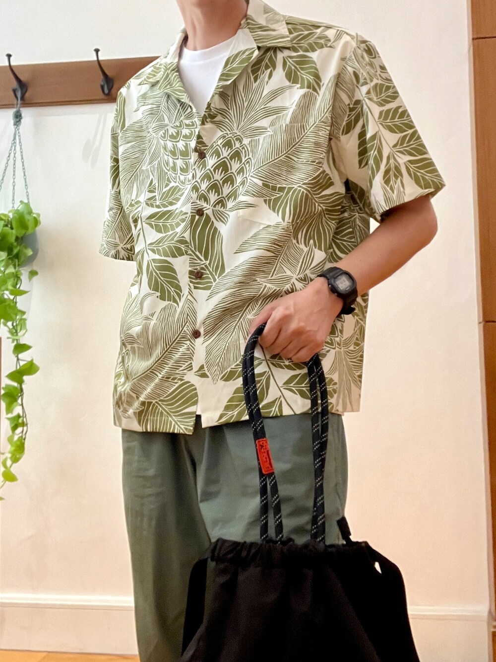 ブラック系のトートバッグ、ホワイト系のTシャツ/カットソー、グリーン系のシャツ/ブラウスを着用したメンズの夏コーディネートの6枚目の写真