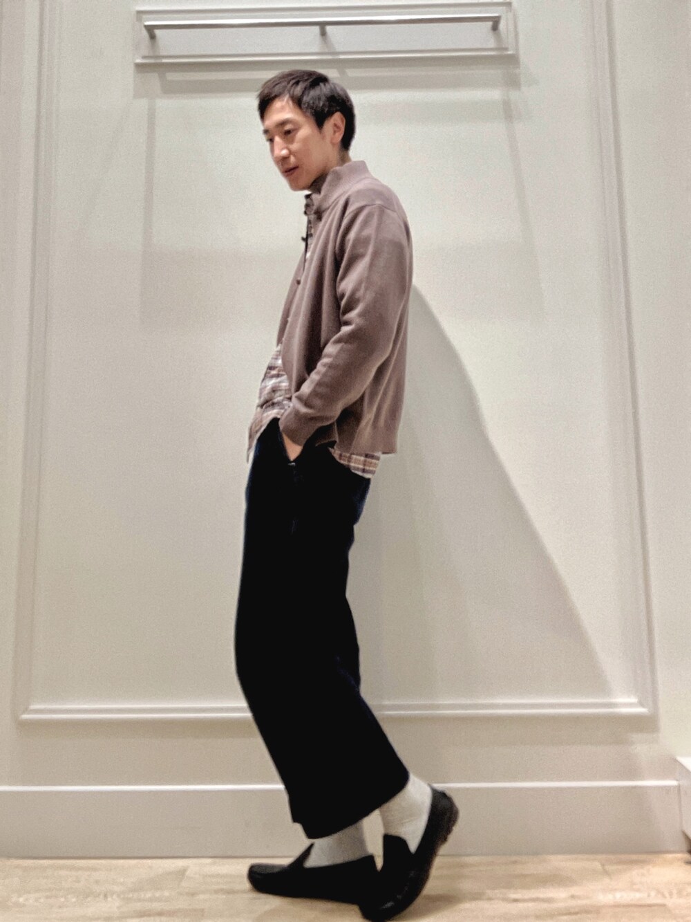 グレー系のシャツ/ブラウス、ベージュ系のカーディガン/ボレロを着用したメンズの冬コーディネートの5枚目の写真