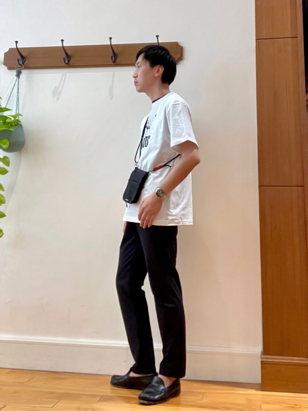 ホワイト系のTシャツ/カットソー、ブラック系のショルダーバッグ、ブルー系のその他パンツを着用したメンズの春コーディネートの3枚目の写真