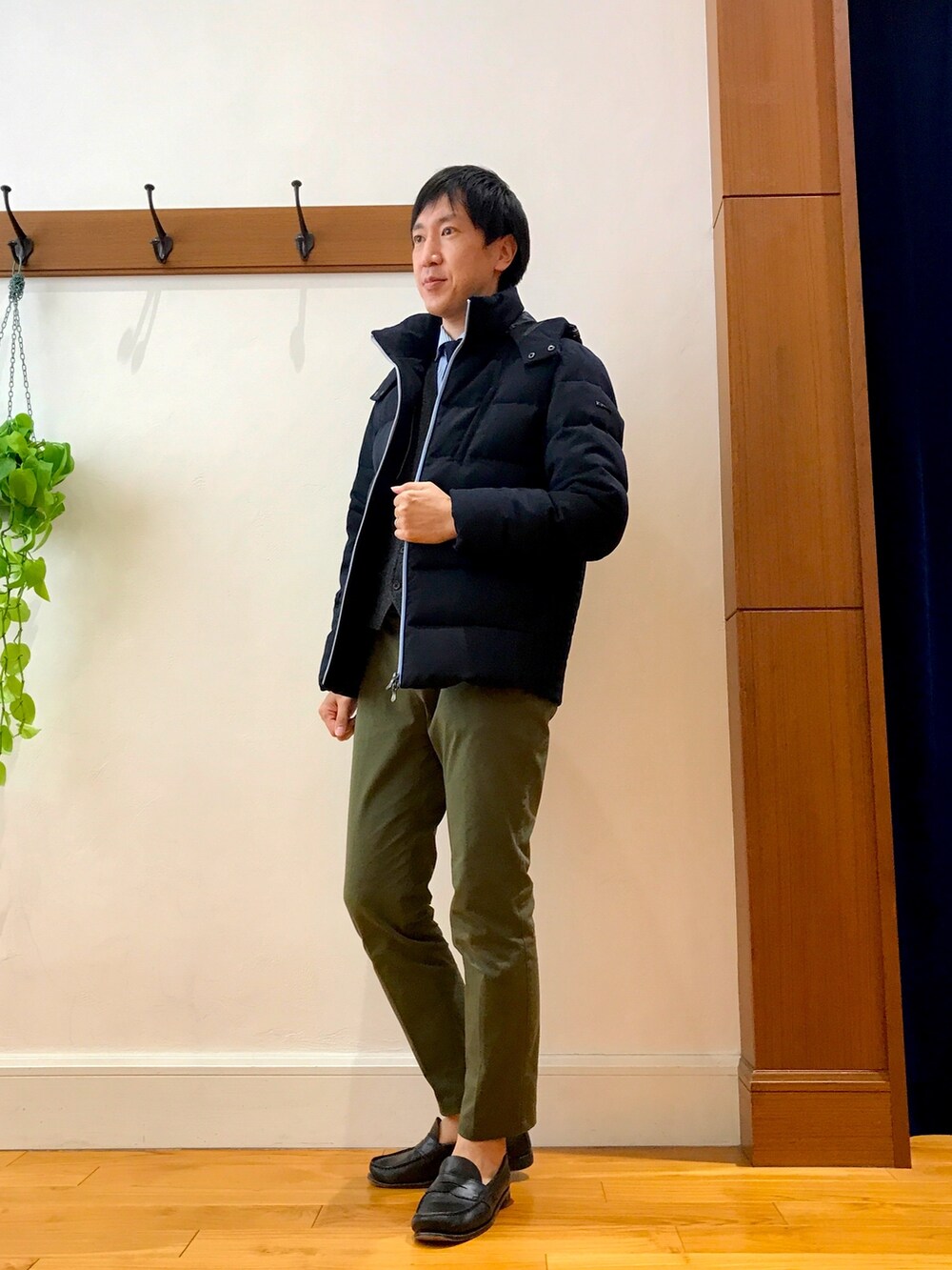 ブルー系のダウンジャケット/コート、グリーン系のチノパンツを着用したメンズの冬コーディネートの2枚目の写真