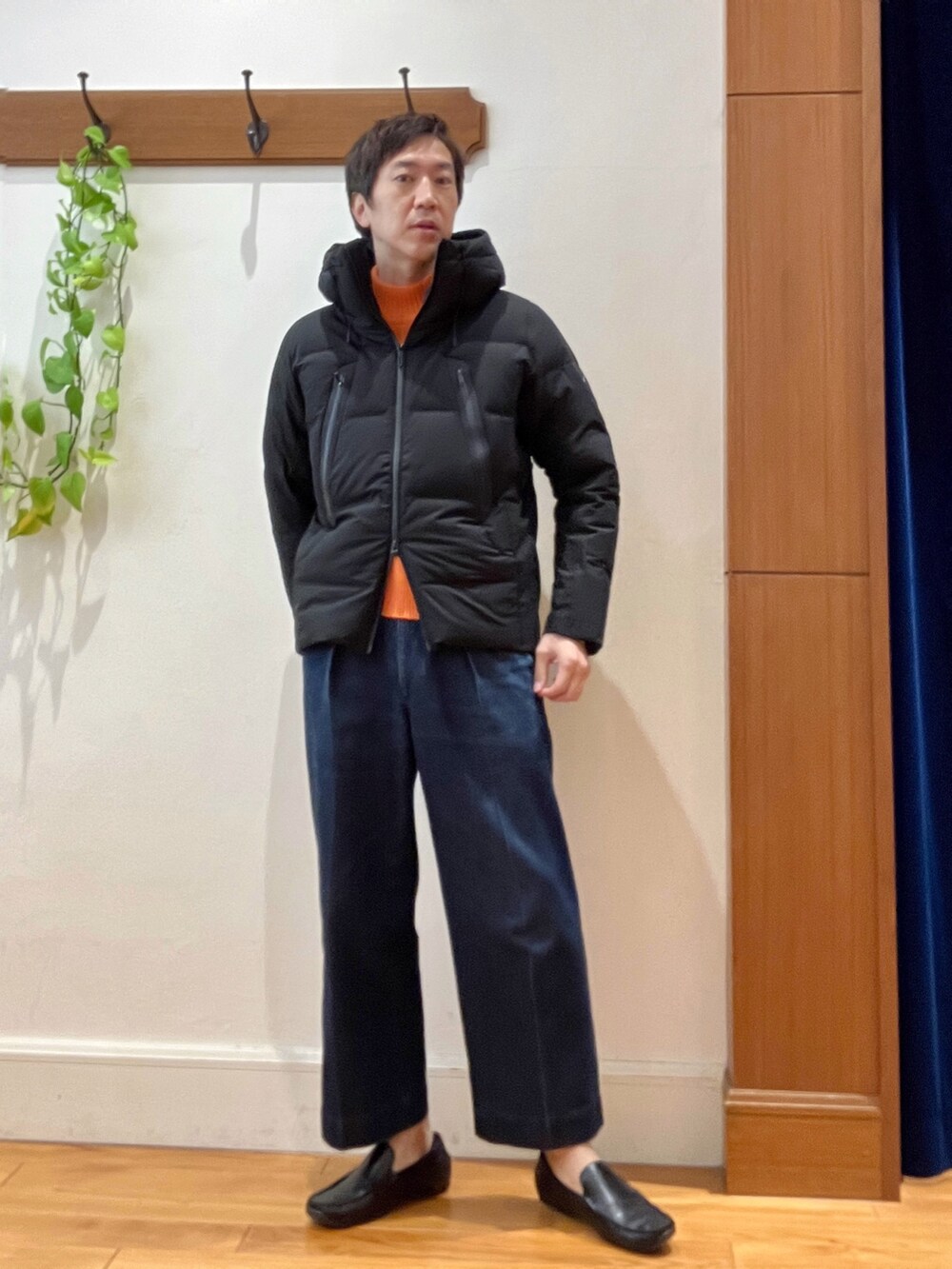 ブラック系のダウンジャケット/コート、オレンジ系のニット/セーターを着用したメンズの秋コーディネートの8枚目の写真