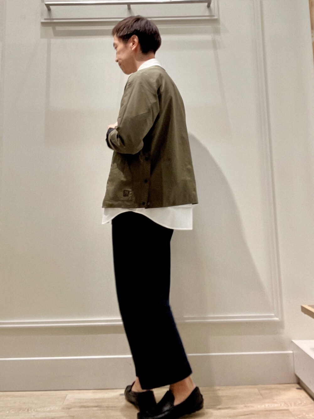 ブラック系のシャツ/ブラウス、ホワイト系のシャツ/ブラウスを着用したメンズの冬コーディネートの3枚目の写真