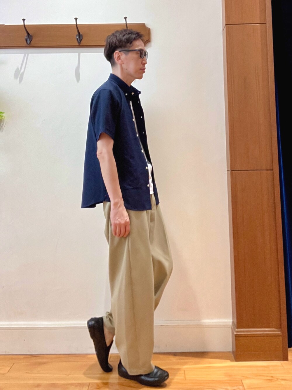 ブルー系のシャツ/ブラウス、ホワイト系のTシャツ/カットソー、ブラック系のサングラスを着用したメンズの夏コーディネートの6枚目の写真