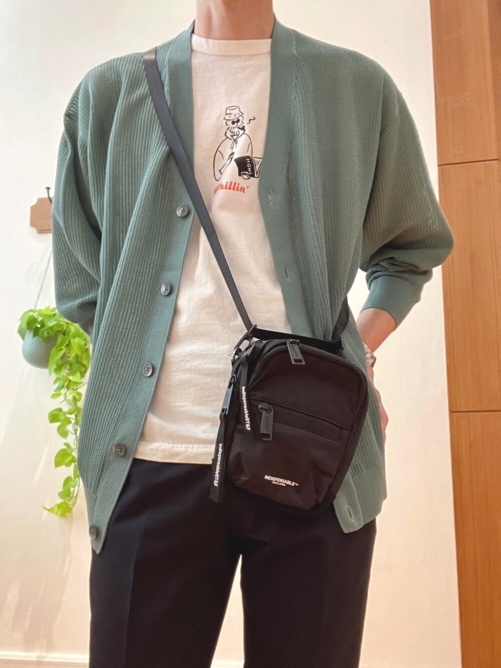 グリーン系のカーディガン/ボレロ、ブルー系のその他パンツ、ホワイト系のTシャツ/カットソーを着用したメンズの春コーディネートの7枚目の写真