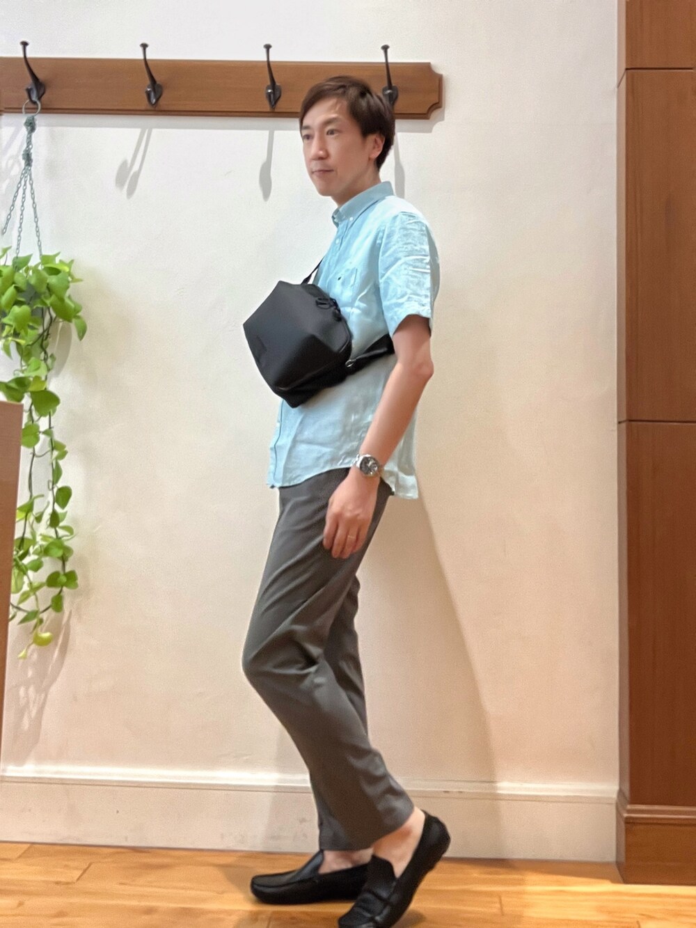 グリーン系のシャツ/ブラウス、ブラック系のショルダーバッグ、グレー系のその他パンツを着用したメンズの夏コーディネートの3枚目の写真