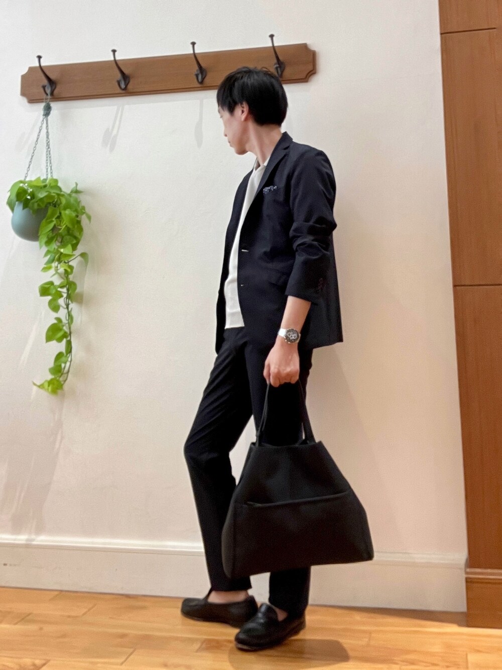 ブルー系のテーラードジャケット、ブルー系のその他パンツ、ブラック系のトートバッグを着用したメンズの春コーディネートの3枚目の写真