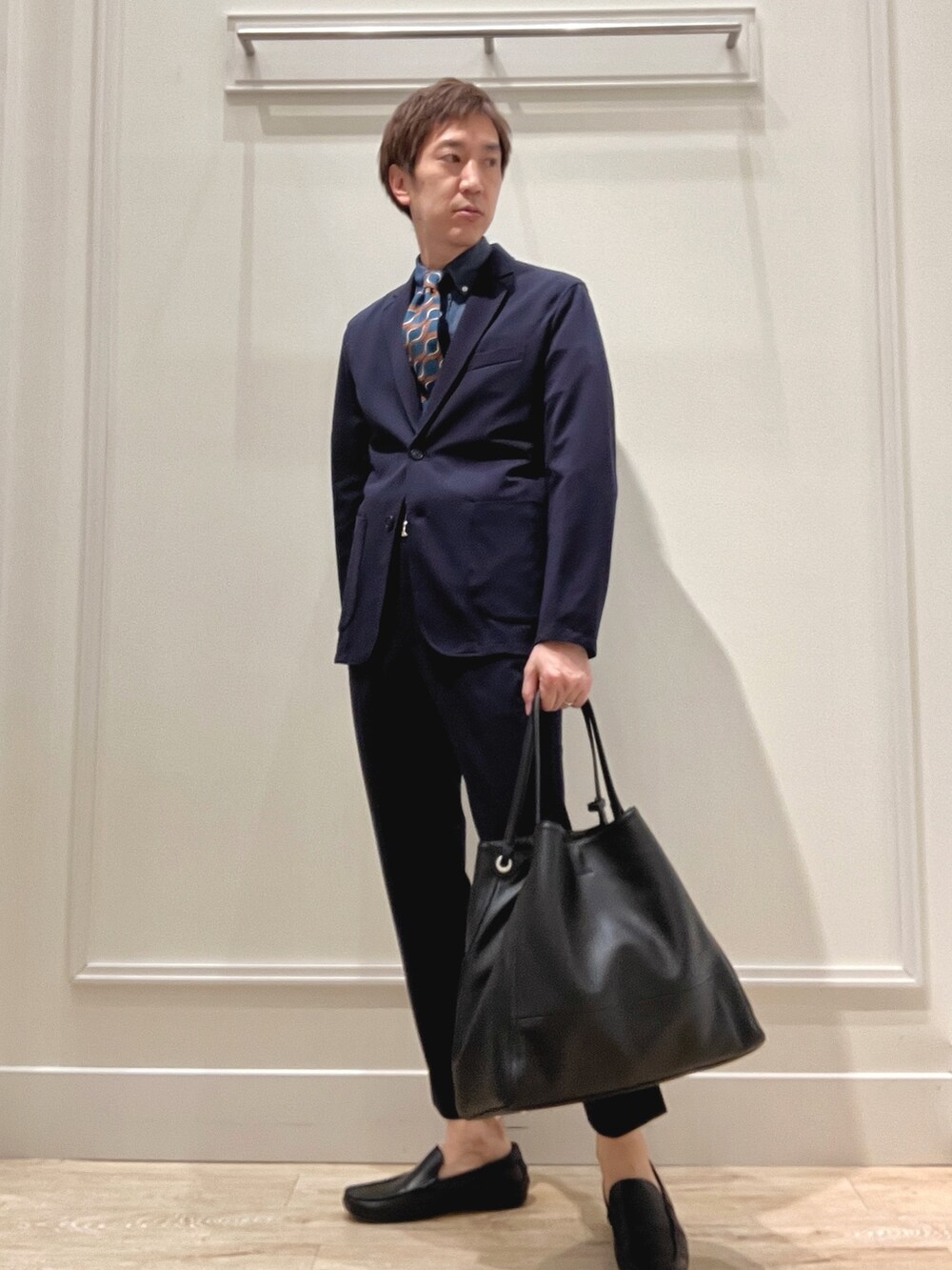 ブルー系のシャツ/ブラウス、ブルー系のネクタイ、ブルー系のテーラードジャケットを着用したメンズの春コーディネートの2枚目の写真