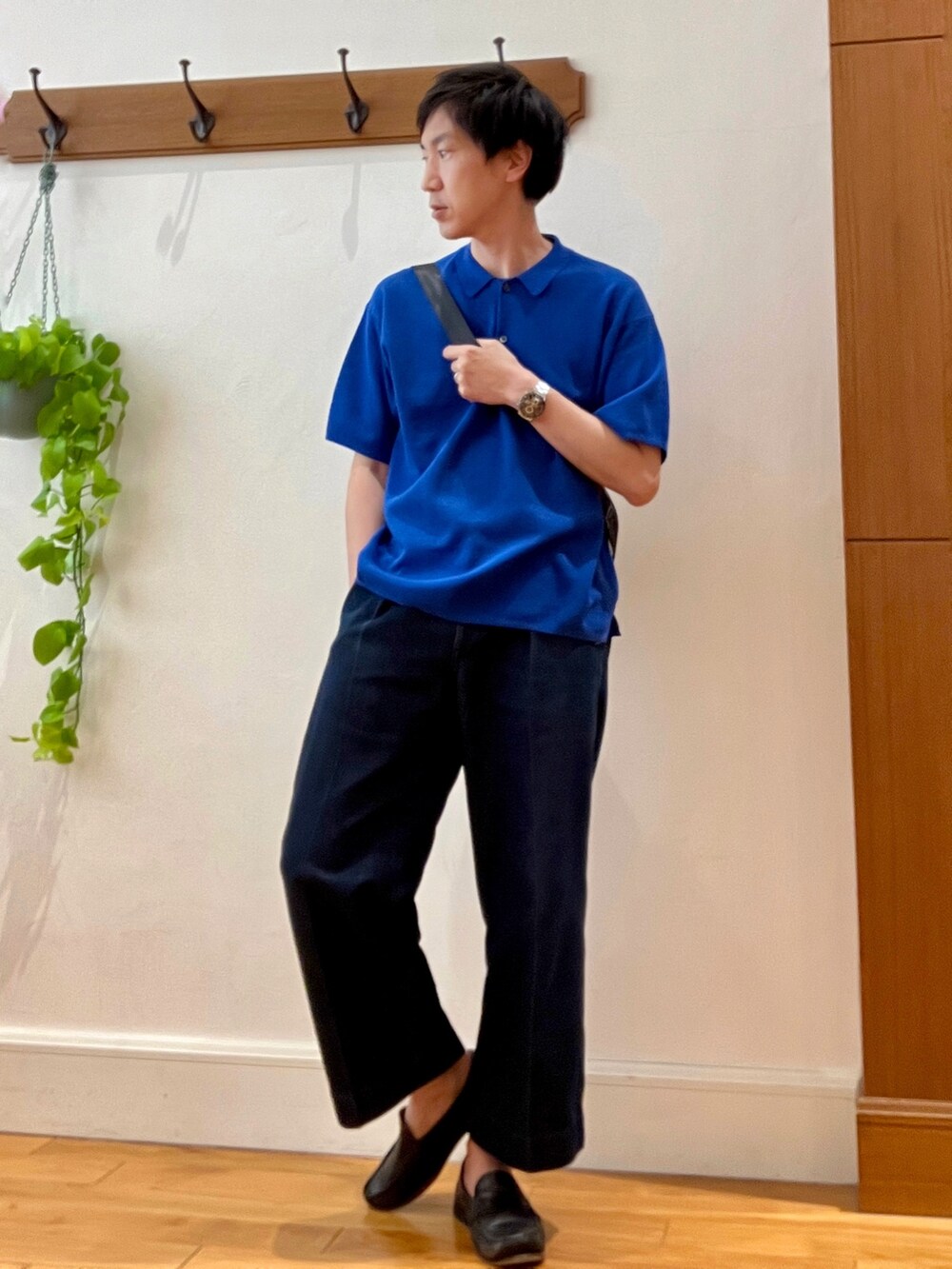 グリーン系のショルダーバッグ、ブルー系のポロシャツを着用したメンズの春コーディネートの8枚目の写真