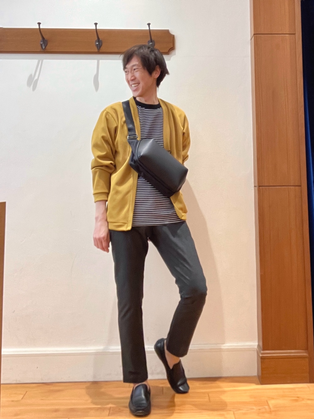 イエロー系のカーディガン/ボレロ、ブラック系のTシャツ/カットソー、ブラック系のショルダーバッグを着用したメンズの春コーディネートの8枚目の写真