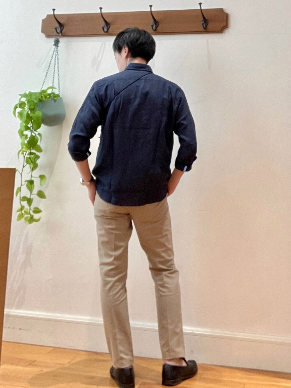 ブルー系のシャツ/ブラウス、ブルー系のショルダーバッグ、ベージュ系のその他パンツを着用したメンズの春コーディネートの5枚目の写真