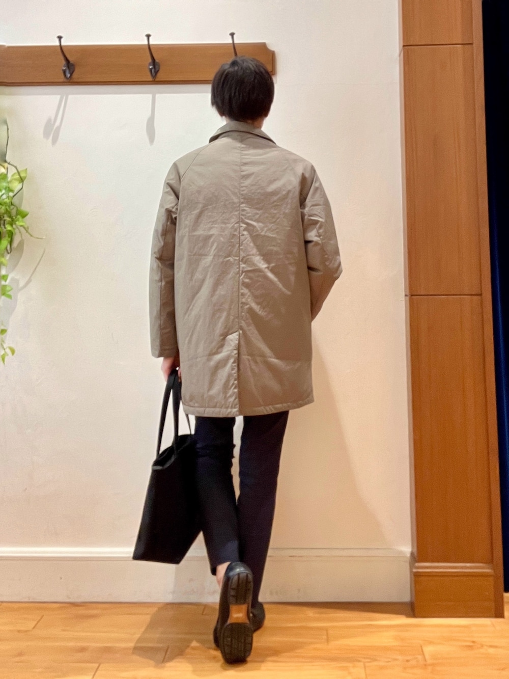 ベージュ系のダウンジャケット/コート、ブルー系のテーラードジャケット、ブルー系のその他パンツを着用したメンズの秋コーディネートの4枚目の写真