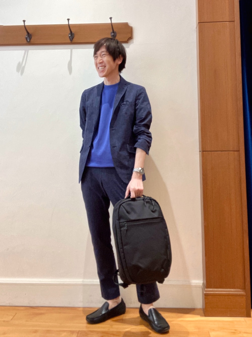 ブルー系のテーラードジャケット、ブルー系のTシャツ/カットソー、ブルー系のその他パンツを着用したメンズの春コーディネートの2枚目の写真