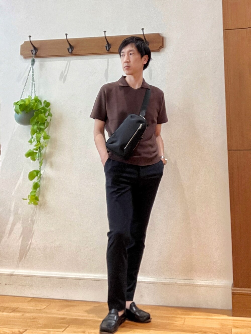 ブラウン系のポロシャツ、ブルー系のその他パンツ、ブラック系のボディバッグ/ウエストポーチを着用したメンズの春コーディネートの5枚目の写真