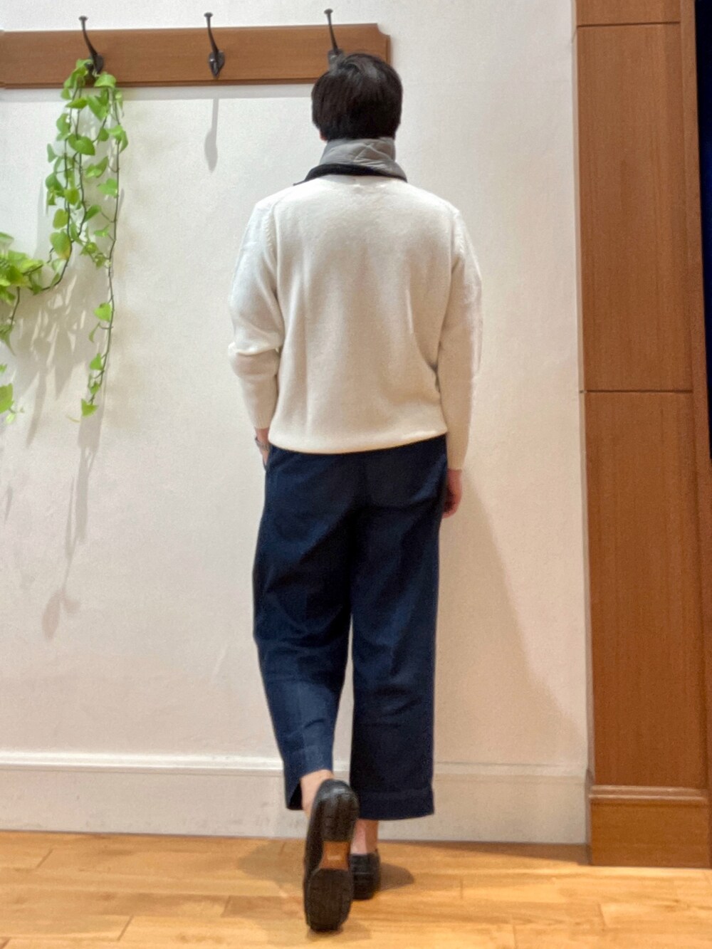 ホワイト系のニット/セーター、グリーン系のマフラーを着用したメンズの秋コーディネートの4枚目の写真