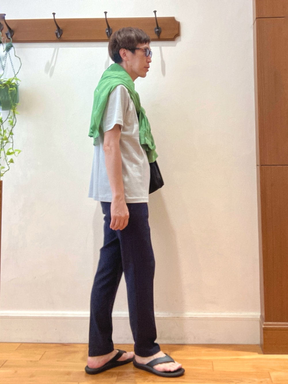 ホワイト系のTシャツ/カットソー、ブラック系のショルダーバッグ、ブルー系のその他パンツを着用したメンズの夏コーディネートの5枚目の写真