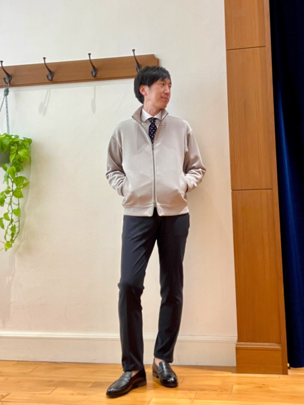 ベージュ系のカーディガン/ボレロ、ホワイト系のビジネスシャツ、ブルー系のネクタイを着用したメンズの冬コーディネートの2枚目の写真