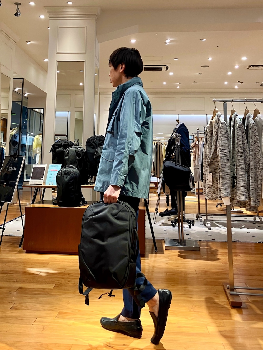 グリーン系のシャツ/ブラウス、ブルー系のブルゾン、ブルー系のカーディガン/ボレロを着用したメンズの冬コーディネートの3枚目の写真