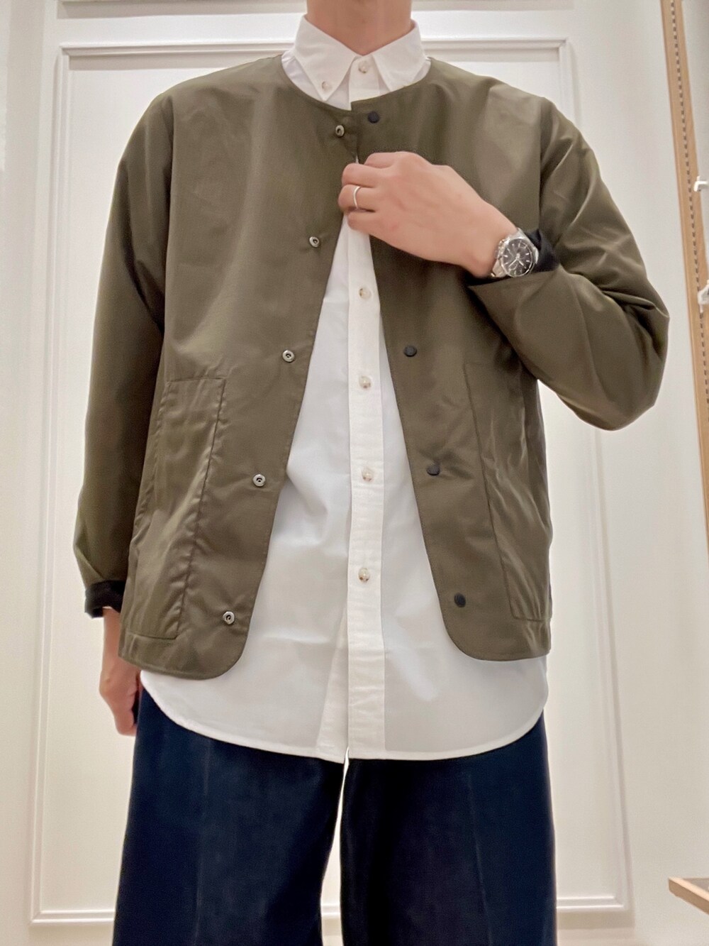 ブラック系のシャツ/ブラウス、ホワイト系のシャツ/ブラウスを着用したメンズの冬コーディネートの8枚目の写真