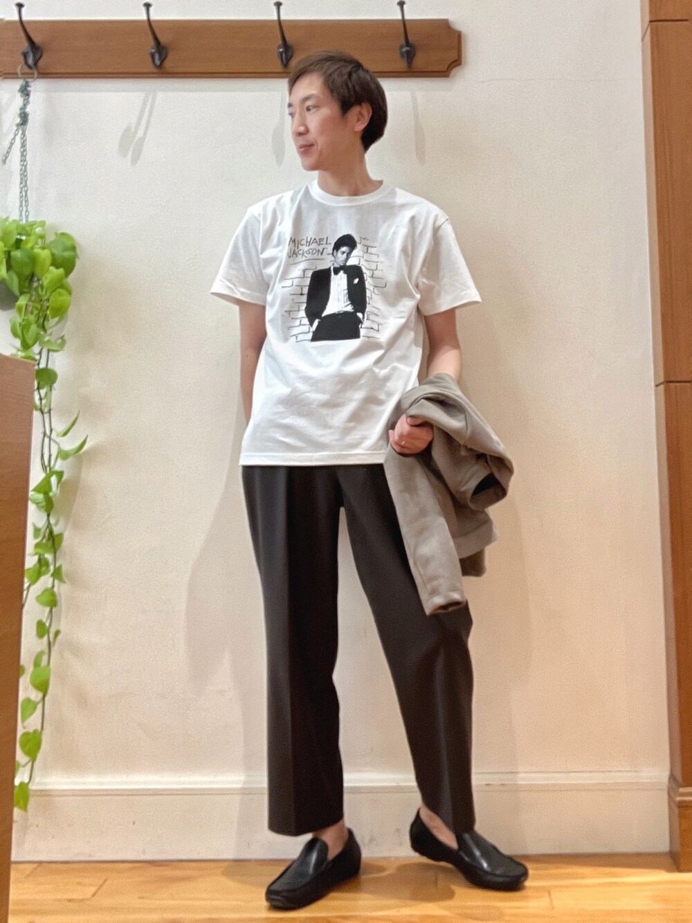 ホワイト系のTシャツ/カットソー、ベージュ系のブルゾンを着用したメンズの春コーディネートの7枚目の写真