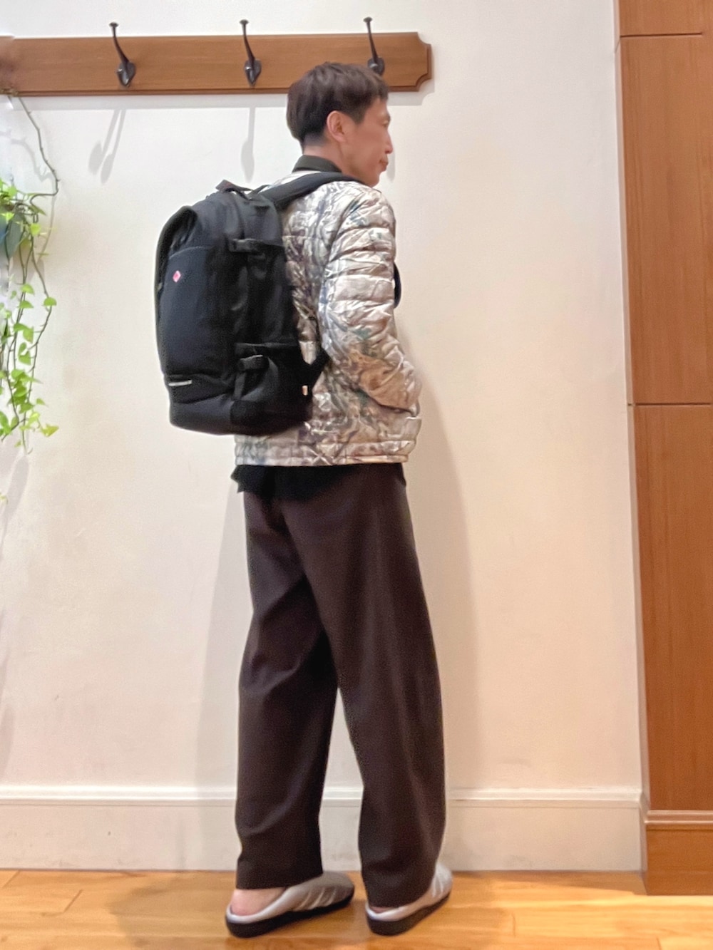 ブラック系のシャツ/ブラウス、シルバー系のサンダル、ブラック系のショルダーバッグを着用したメンズの秋コーディネートの5枚目の写真