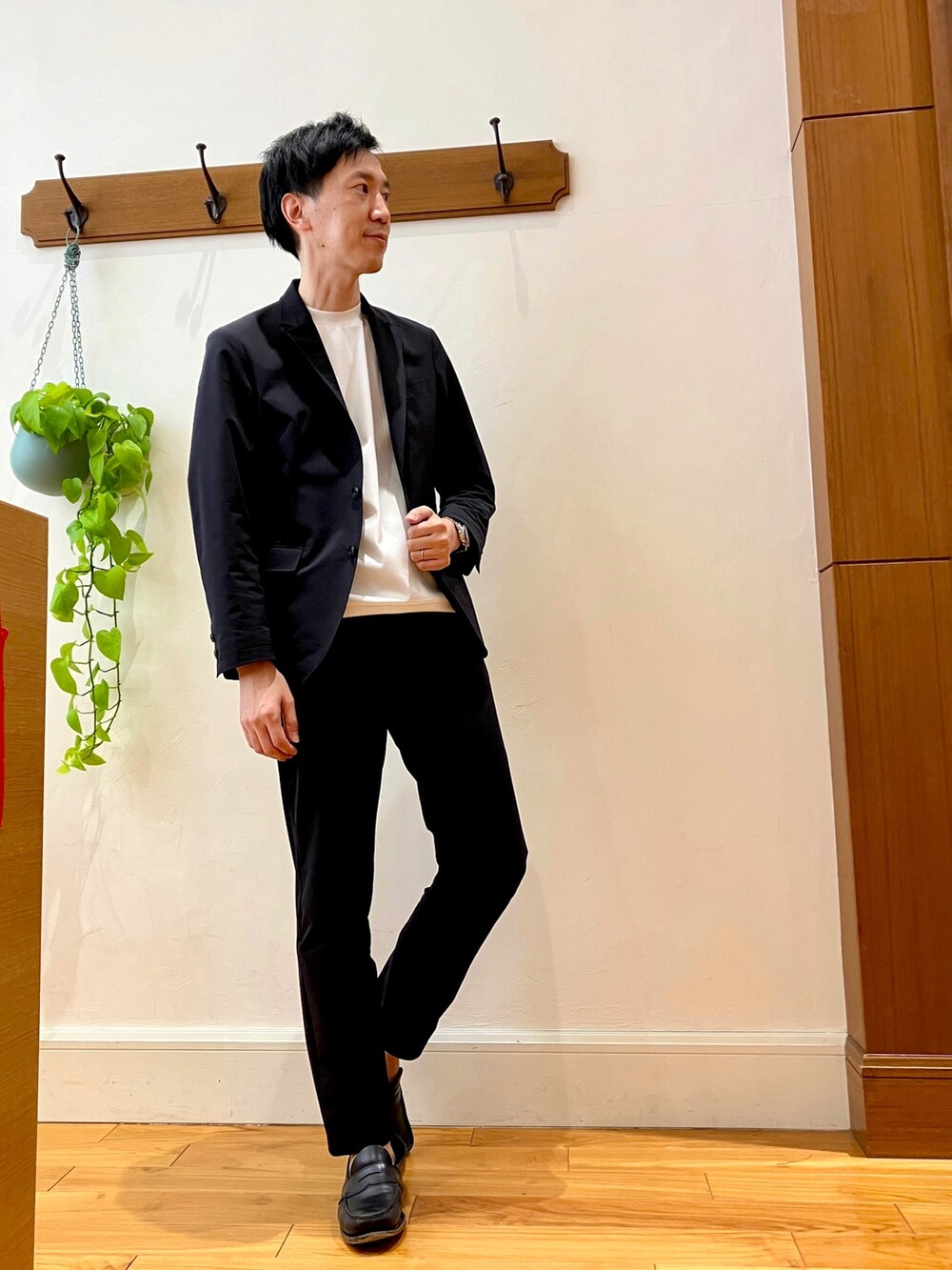 ブルー系のその他パンツ、ホワイト系のTシャツ/カットソー、ブラック系のテーラードジャケットを着用したメンズの冬コーディネートの5枚目の写真