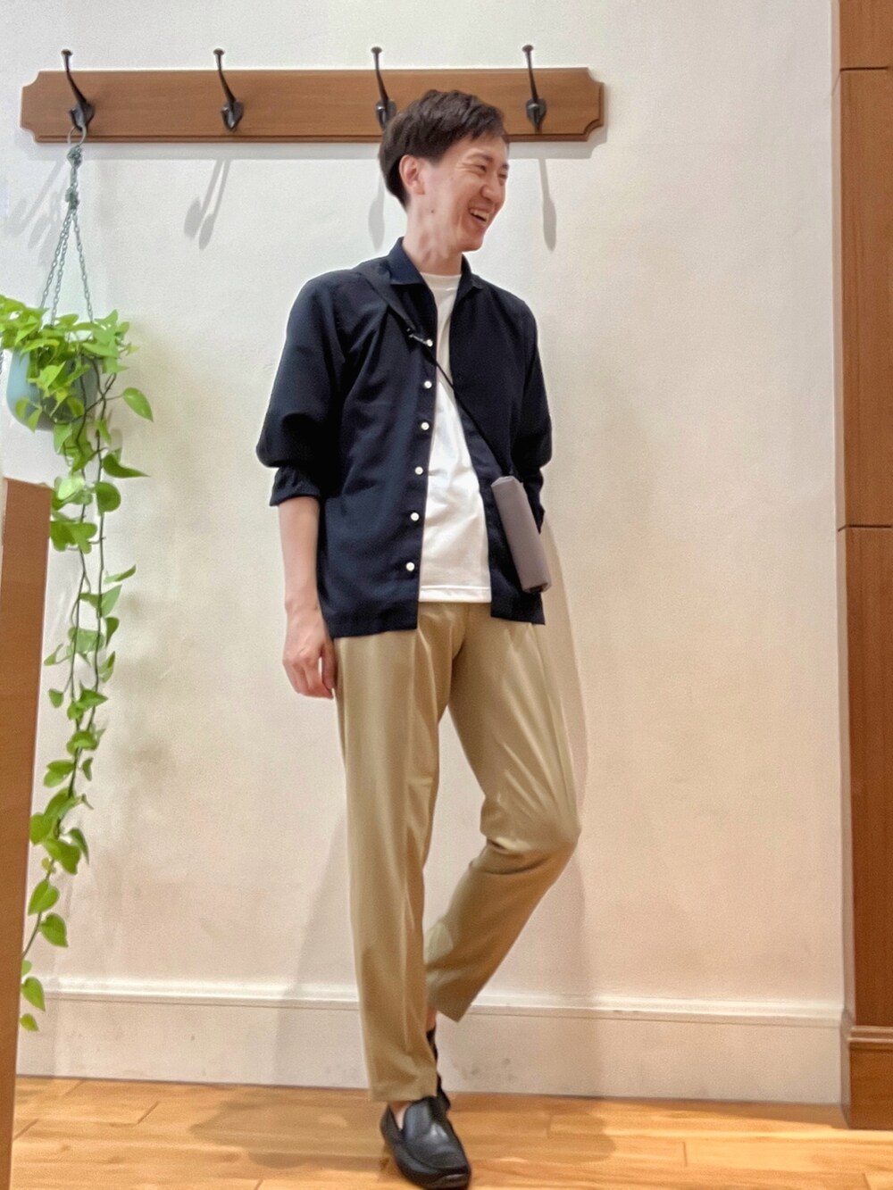 ブルー系のシャツ/ブラウス、ホワイト系のTシャツ/カットソー、パープル系のショルダーバッグを着用したメンズの春コーディネートの6枚目の写真