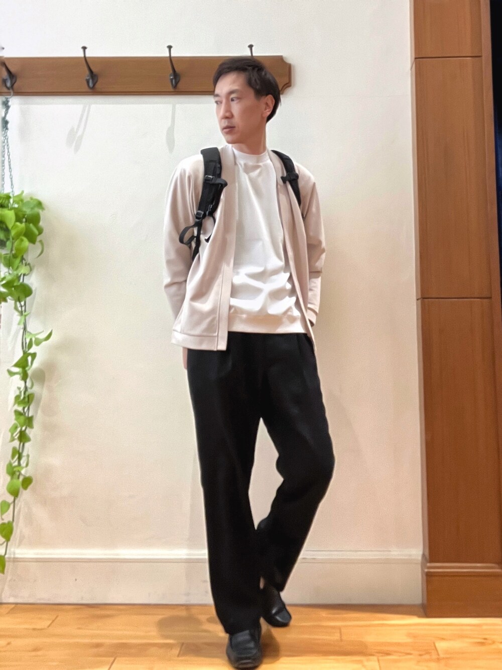 ホワイト系のTシャツ/カットソー、ブラック系のその他パンツ、ブラック系のバックパック/リュックを着用したメンズの春コーディネートの2枚目の写真