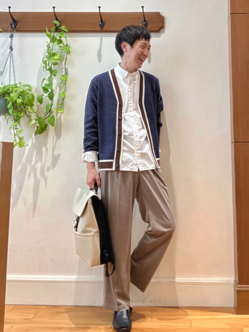 ホワイト系のシャツ/ブラウス、ブルー系のカーディガン/ボレロ、ベージュ系のその他パンツを着用したメンズの秋コーディネートの7枚目の写真