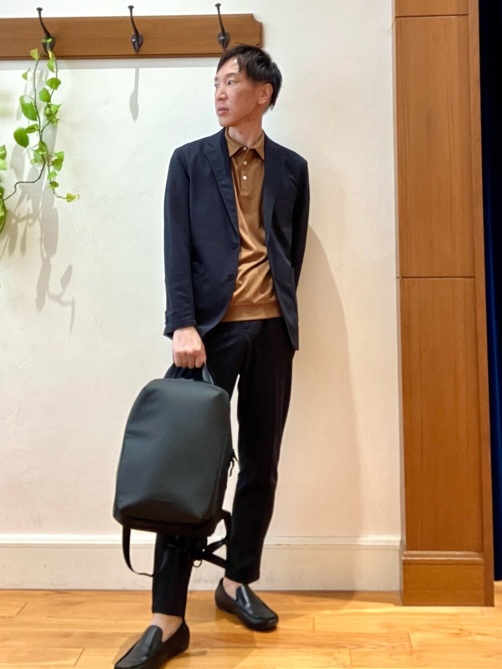 ブラック系のテーラードジャケット、ブラック系のその他パンツ、ブラック系のバックパック/リュックを着用したメンズの夏コーディネートの7枚目の写真