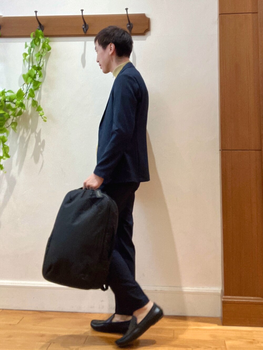 ブルー系のテーラードジャケット、ブルー系のその他パンツ、ベージュ系のカーディガン/ボレロを着用したメンズの冬コーディネートの2枚目の写真