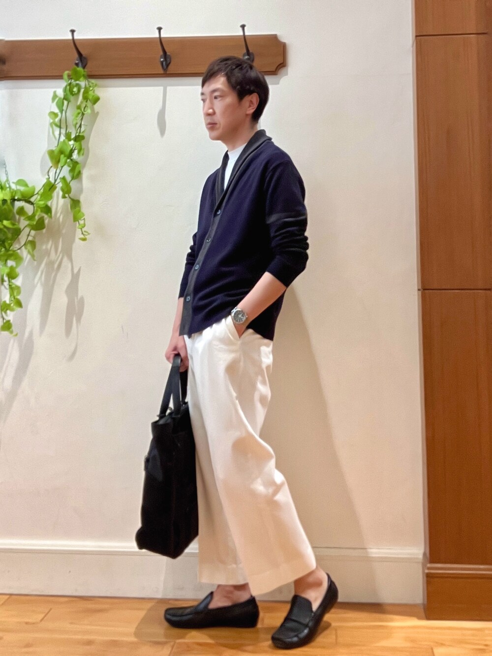 ブルー系のカーディガン/ボレロ、ホワイト系のTシャツ/カットソー、ホワイト系のデニムパンツを着用したメンズの冬コーディネートの3枚目の写真