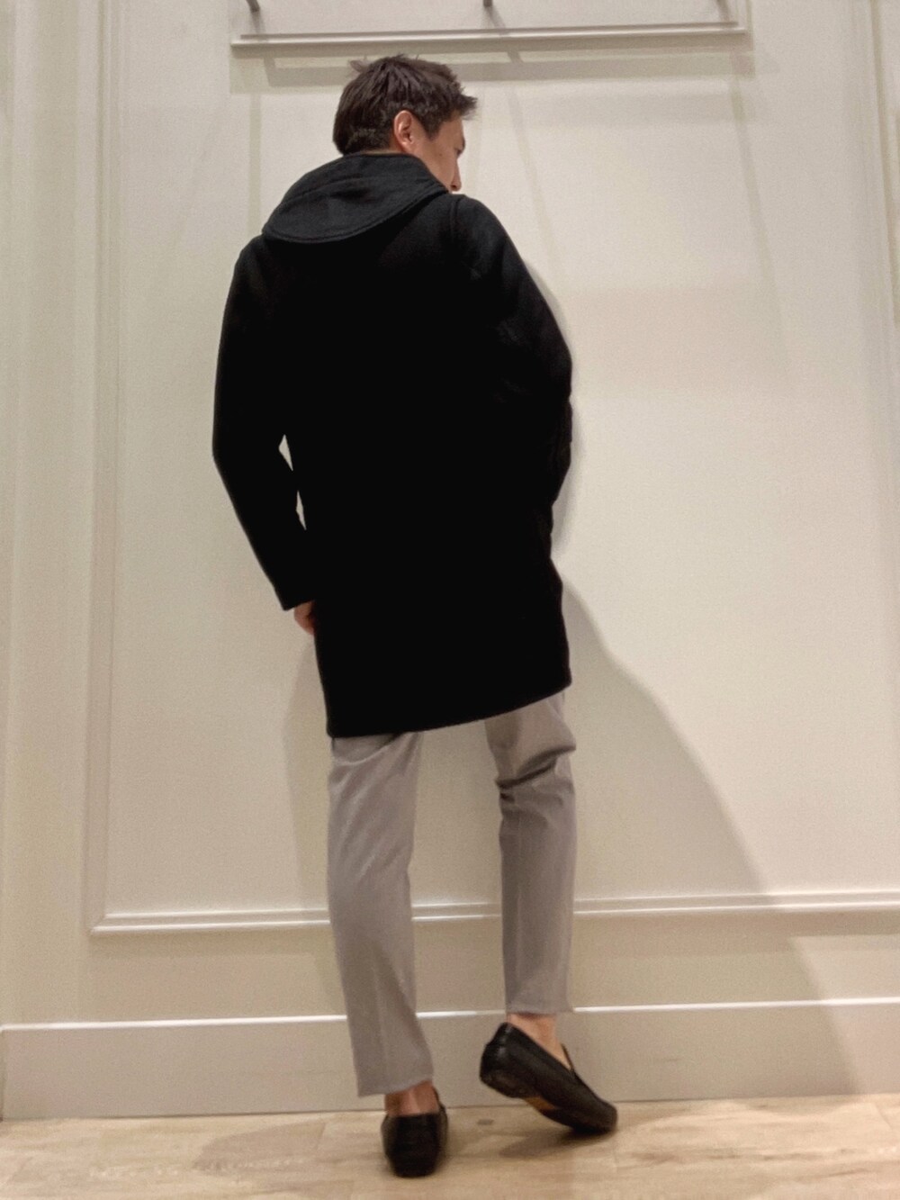 グレー系のその他パンツ、ブルー系のニット/セーター、ブラック系のダッフルコートを着用したメンズの冬コーディネートの6枚目の写真