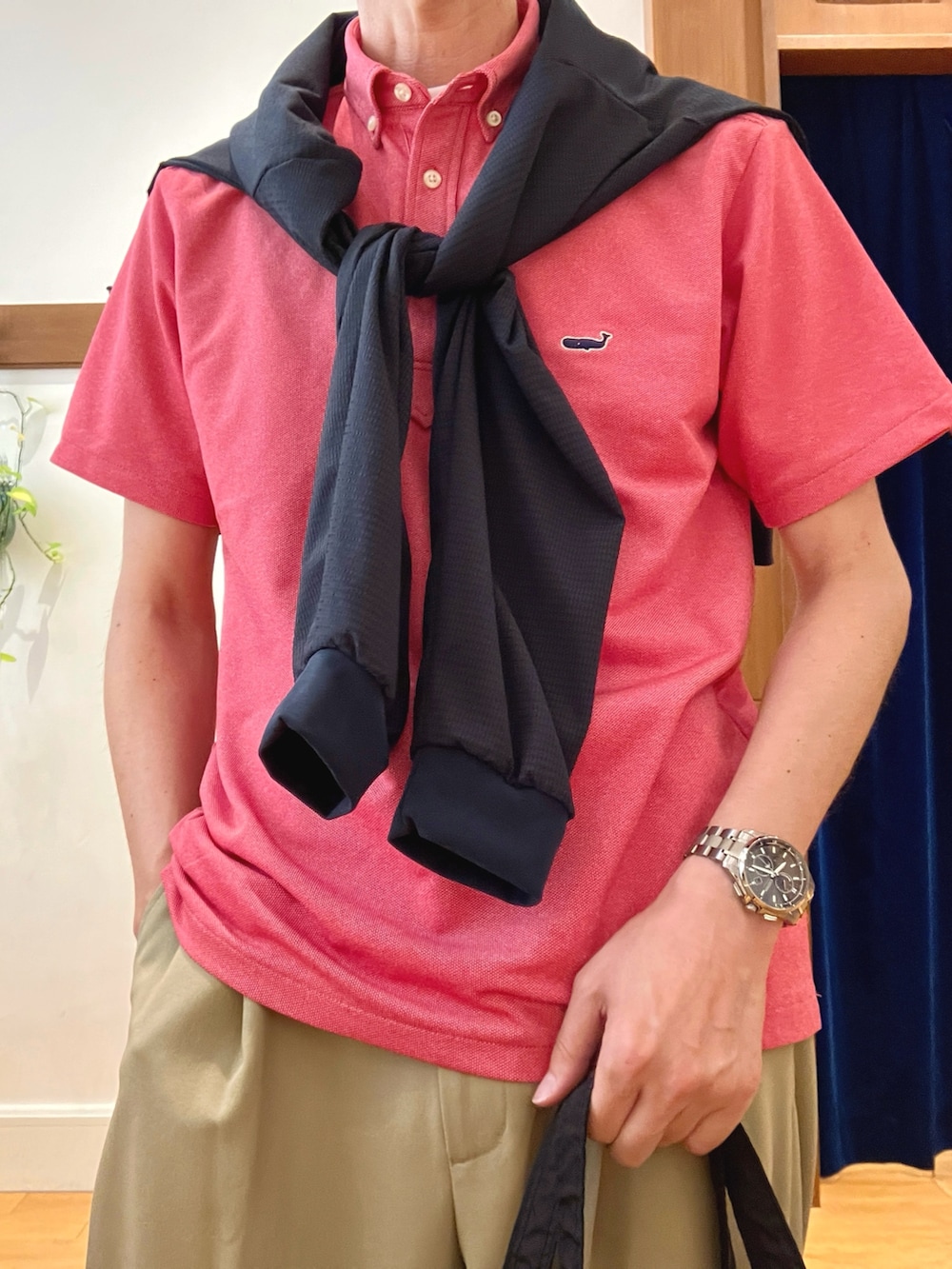 レッド系のポロシャツ、ブルー系のカーディガン/ボレロ、ホワイト系のTシャツ/カットソーを着用したメンズの夏コーディネートの9枚目の写真