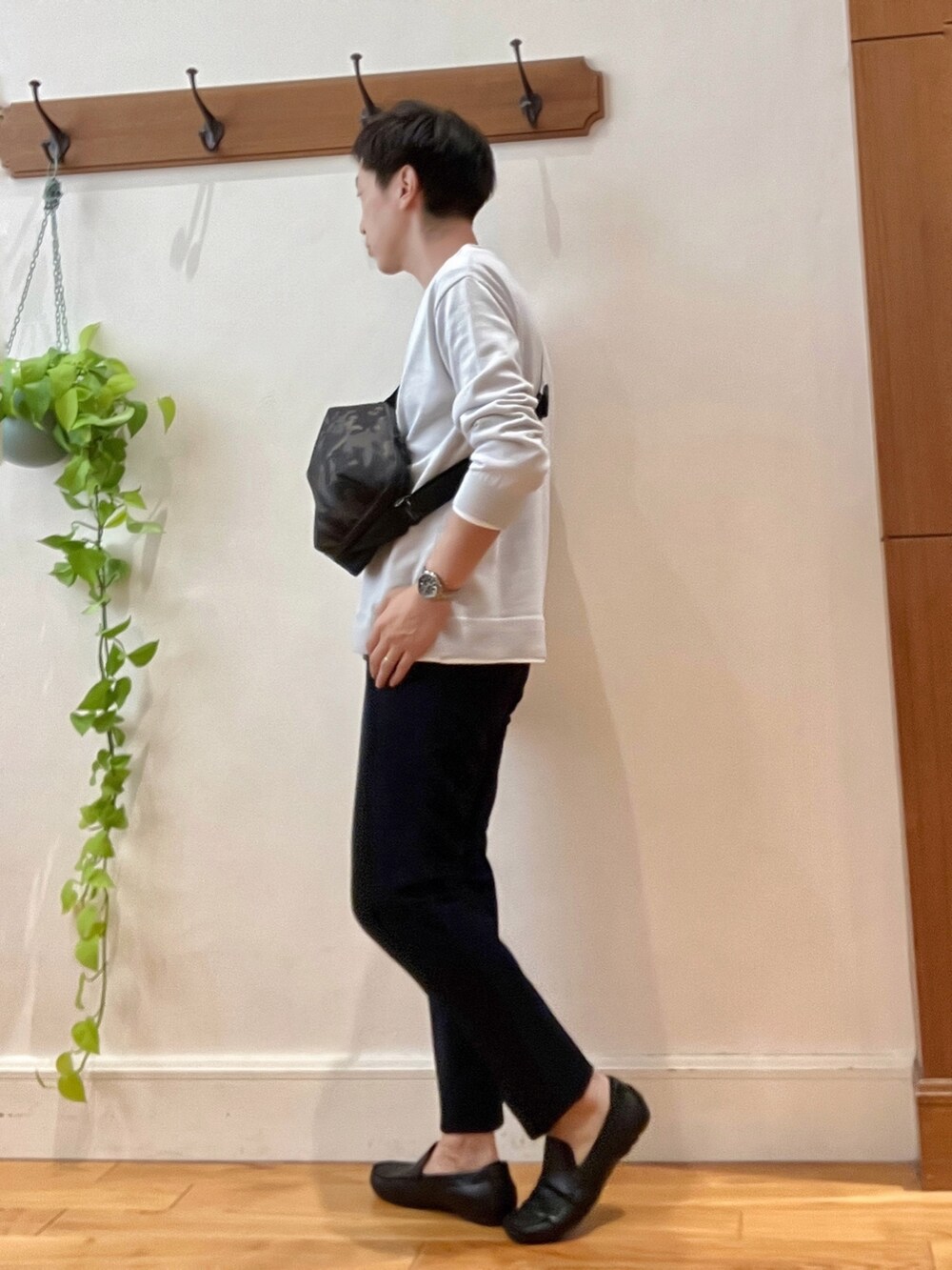 ブルー系のその他パンツ、ブラック系のショルダーバッグ、グレー系のニット/セーターを着用したメンズの秋コーディネートの3枚目の写真