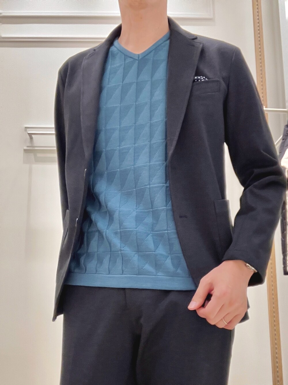 ブルー系のその他パンツ、ブルー系のテーラードジャケット、ブルー系のニット/セーターを着用したメンズの冬コーディネートの7枚目の写真