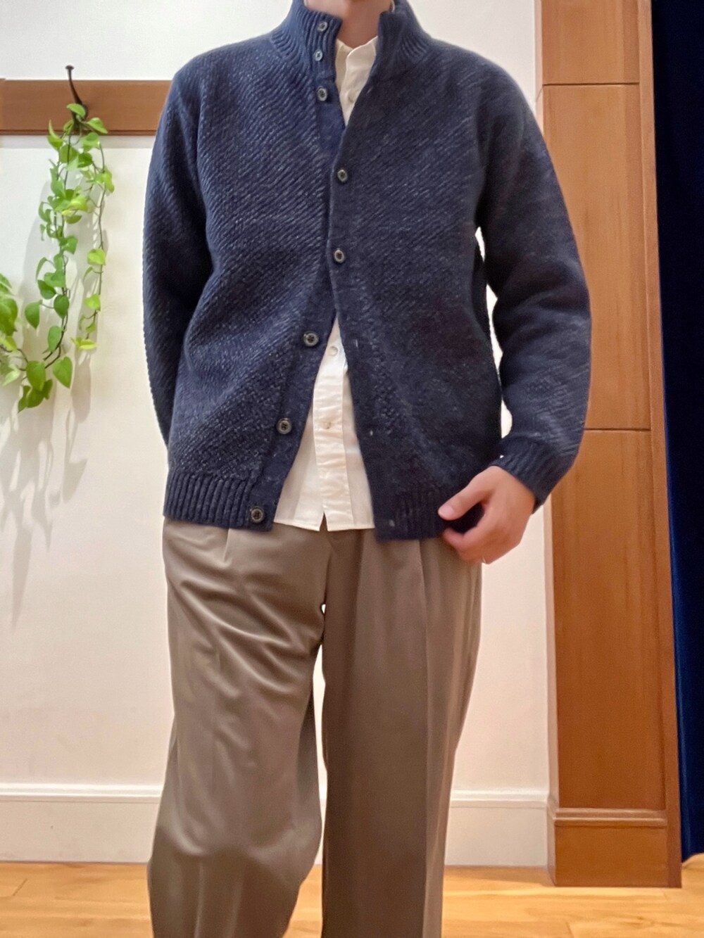 ブルー系のカーディガン/ボレロ、ホワイト系のシャツ/ブラウス、ベージュ系のその他パンツを着用したメンズの秋コーディネートの9枚目の写真