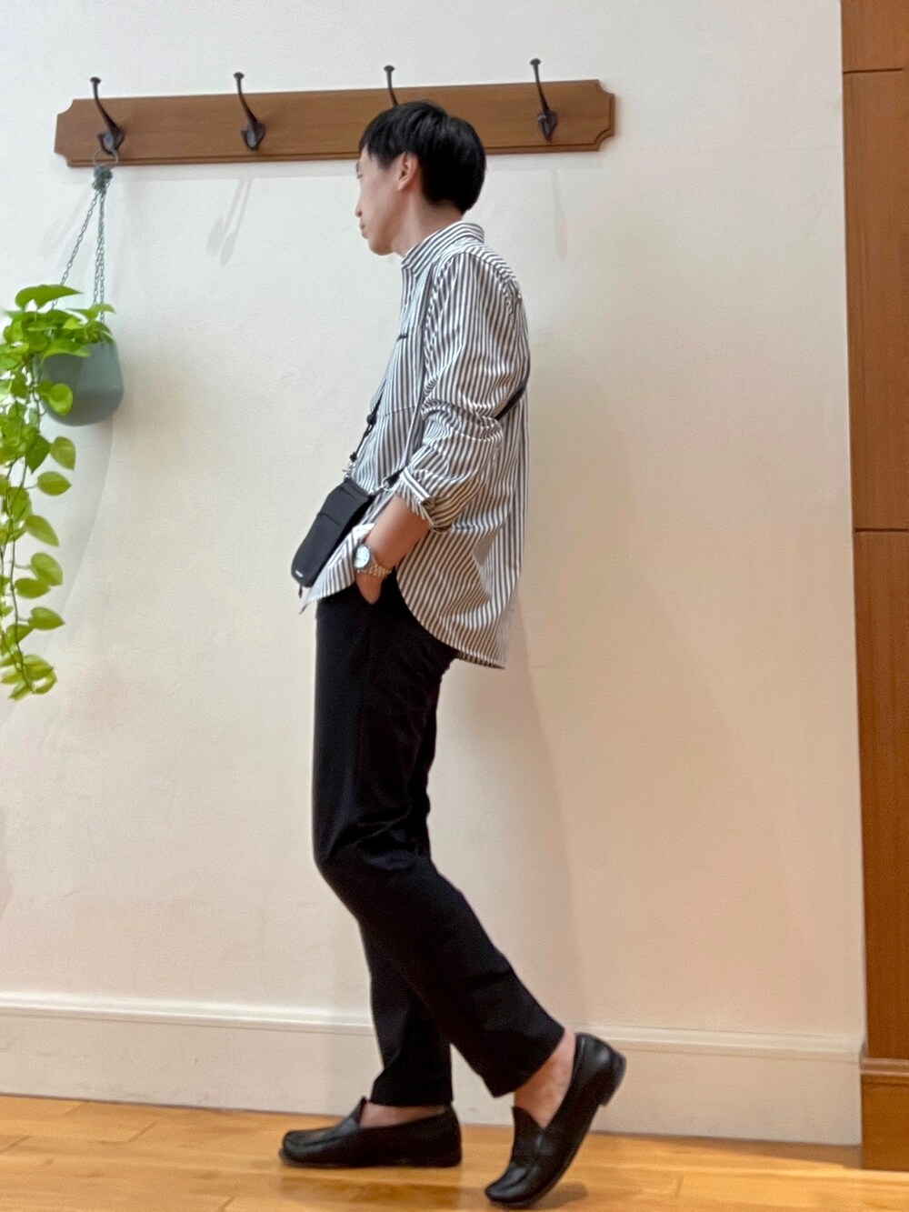 グレー系のシャツ/ブラウス、ブルー系のその他パンツ、ブルー系のTシャツ/カットソーを着用したメンズの春コーディネートの5枚目の写真