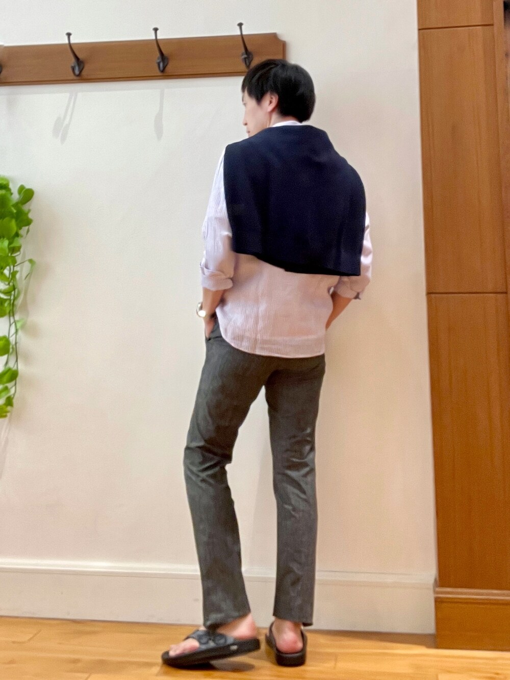 ブルー系のカーディガン/ボレロ、パープル系のシャツ/ブラウス、グレー系のその他パンツを着用したメンズの春コーディネートの4枚目の写真