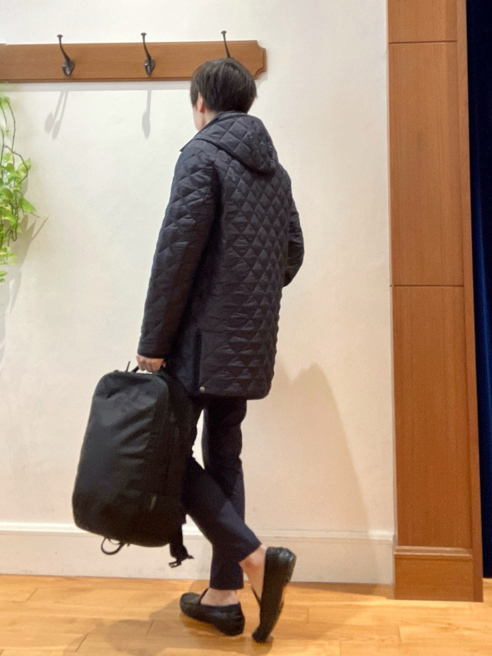 ブルー系のブルゾン、ブルー系のテーラードジャケット、ブルー系のその他パンツを着用したメンズの秋コーディネートの4枚目の写真