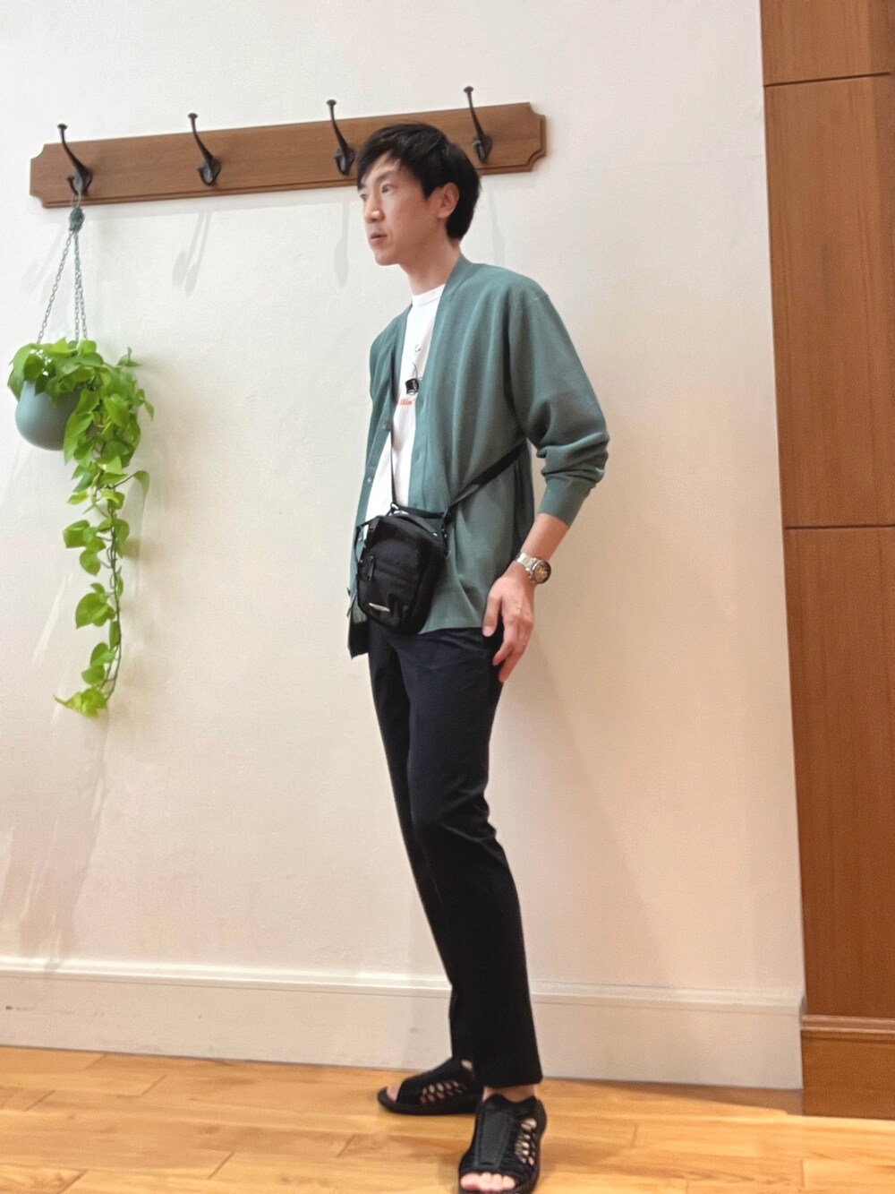 グリーン系のカーディガン/ボレロ、ブルー系のその他パンツ、ホワイト系のTシャツ/カットソーを着用したメンズの春コーディネートの3枚目の写真